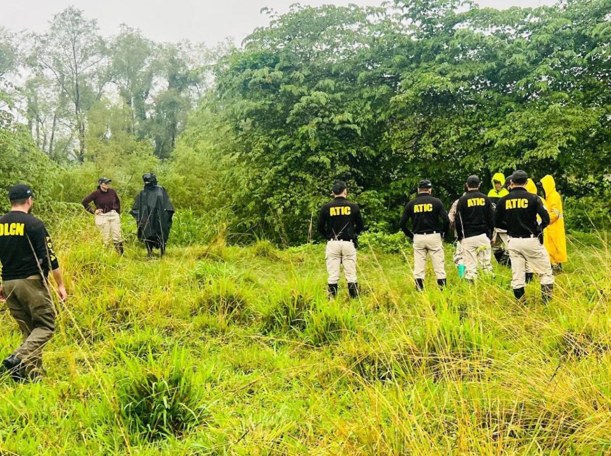 ¿Qué contienen los barriles descubiertos en propiedad de Magdaleno Meza?