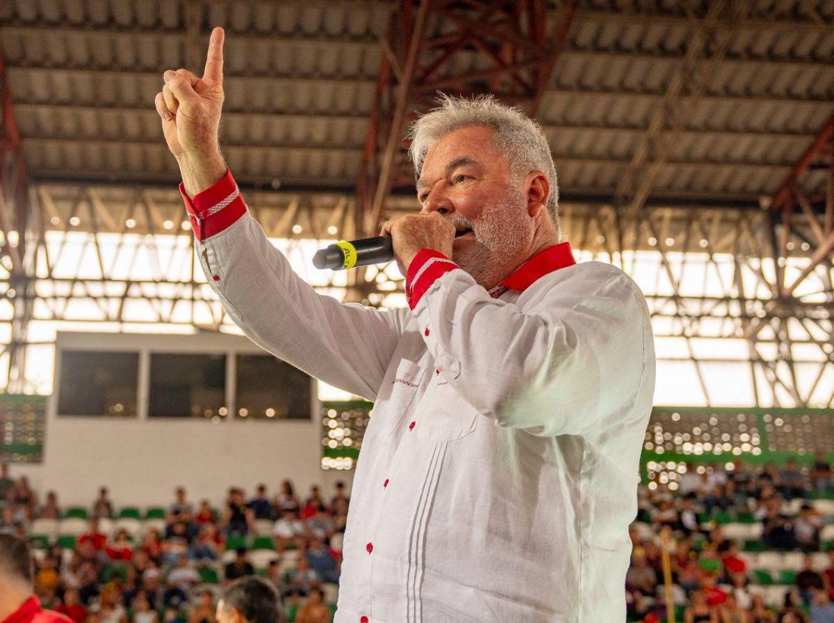 Roberto Contreras responde a Iroshka Elvir tras indirecta en redes sociales