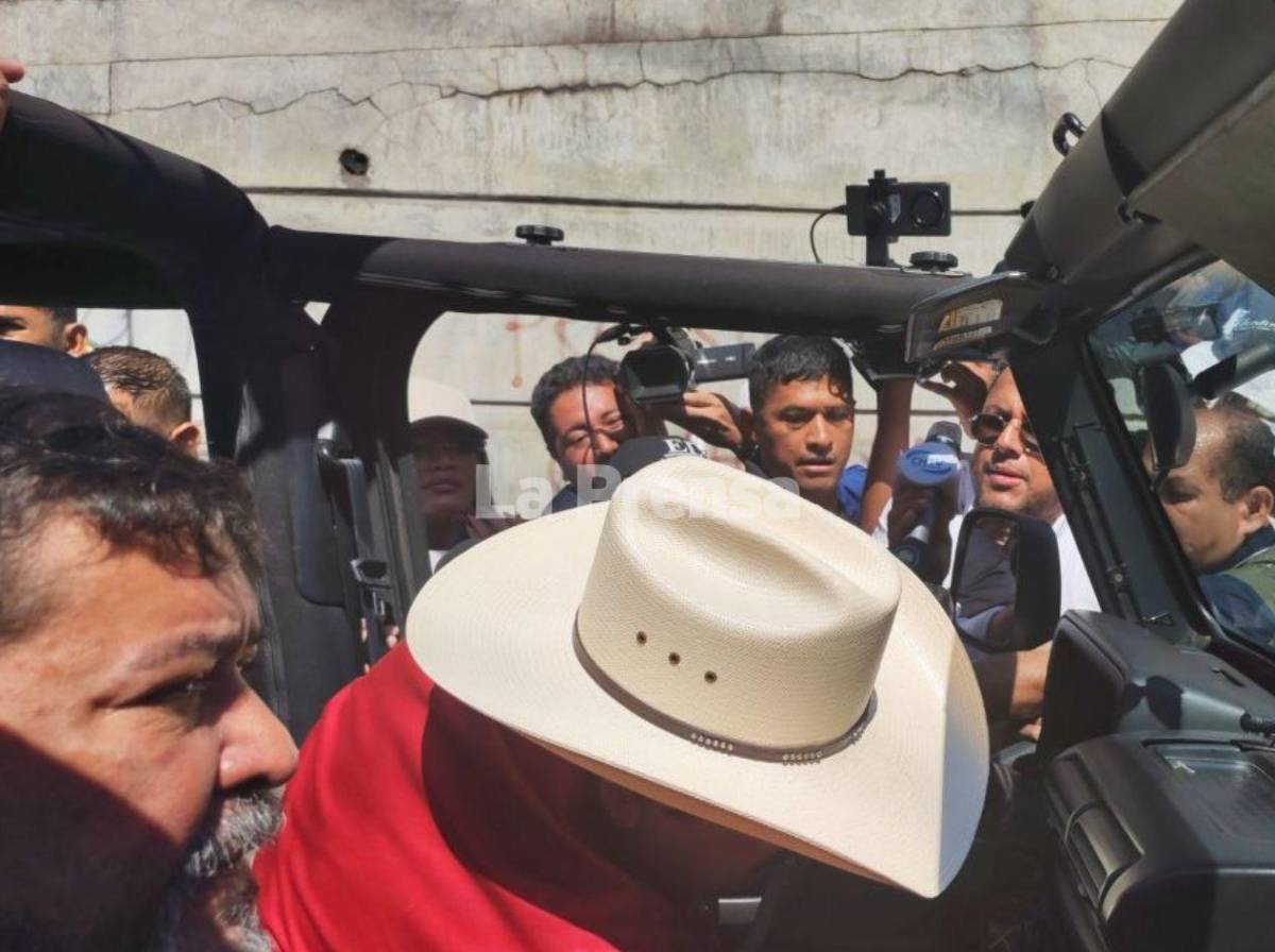 Fuera políticos, le gritan a Mel Zelaya en movilización del Día del Trabajador en Tegucigalpa