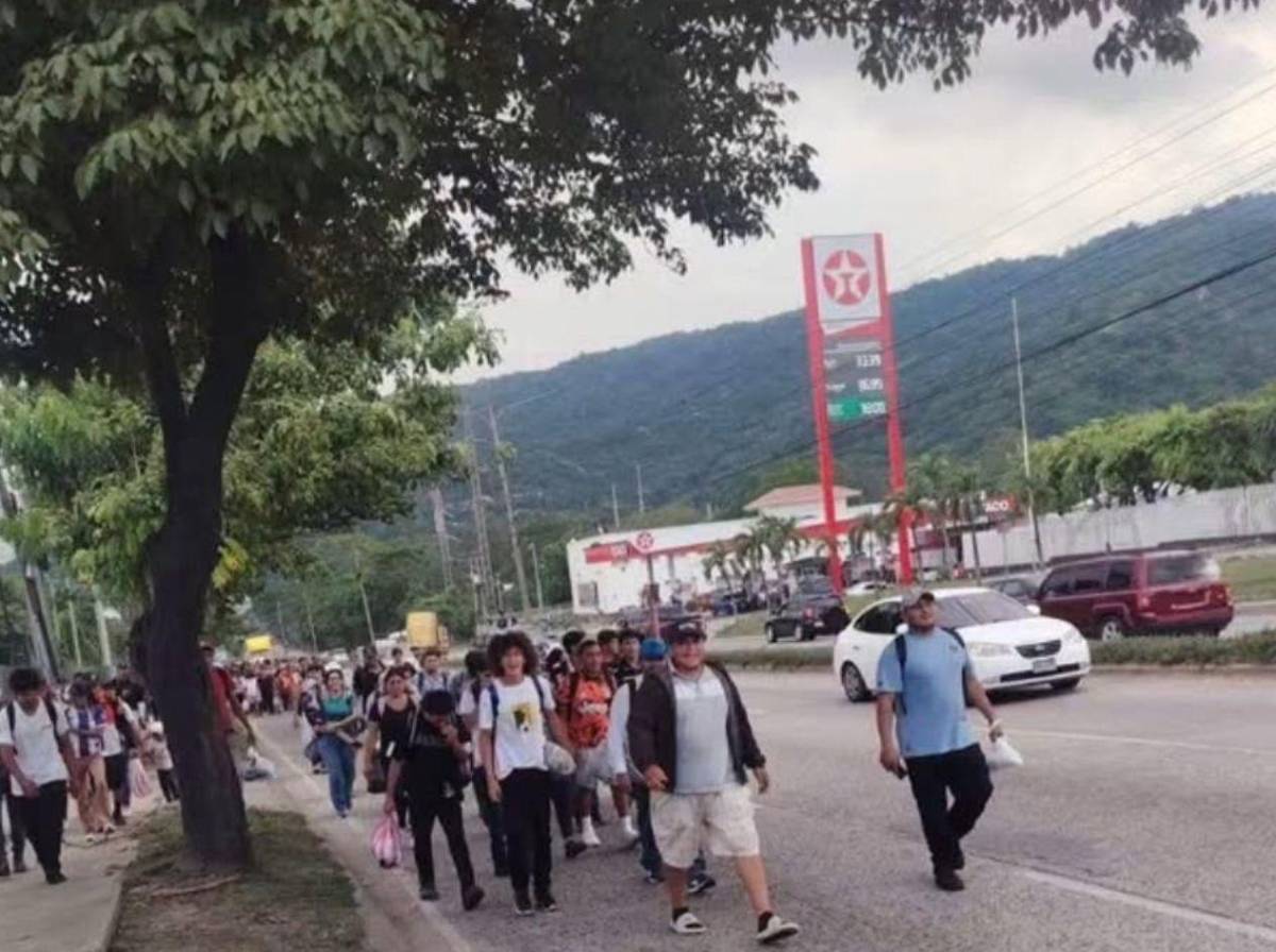 En este país no hay empleo: hondureños salen en caravana rumbo a Estados Unidos