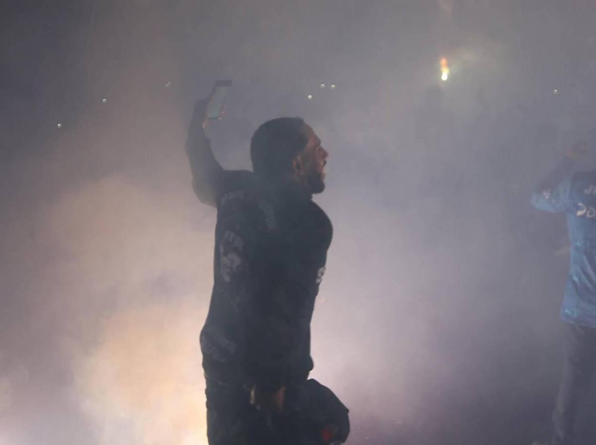 Fiesta azul en el Nacional y la hermosa rubia que robó suspiros