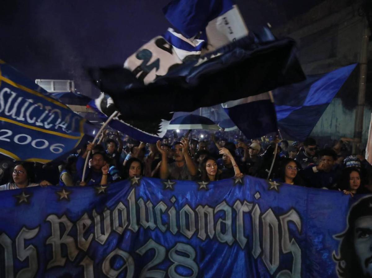 Fiesta azul en el Nacional y la hermosa rubia que robó suspiros