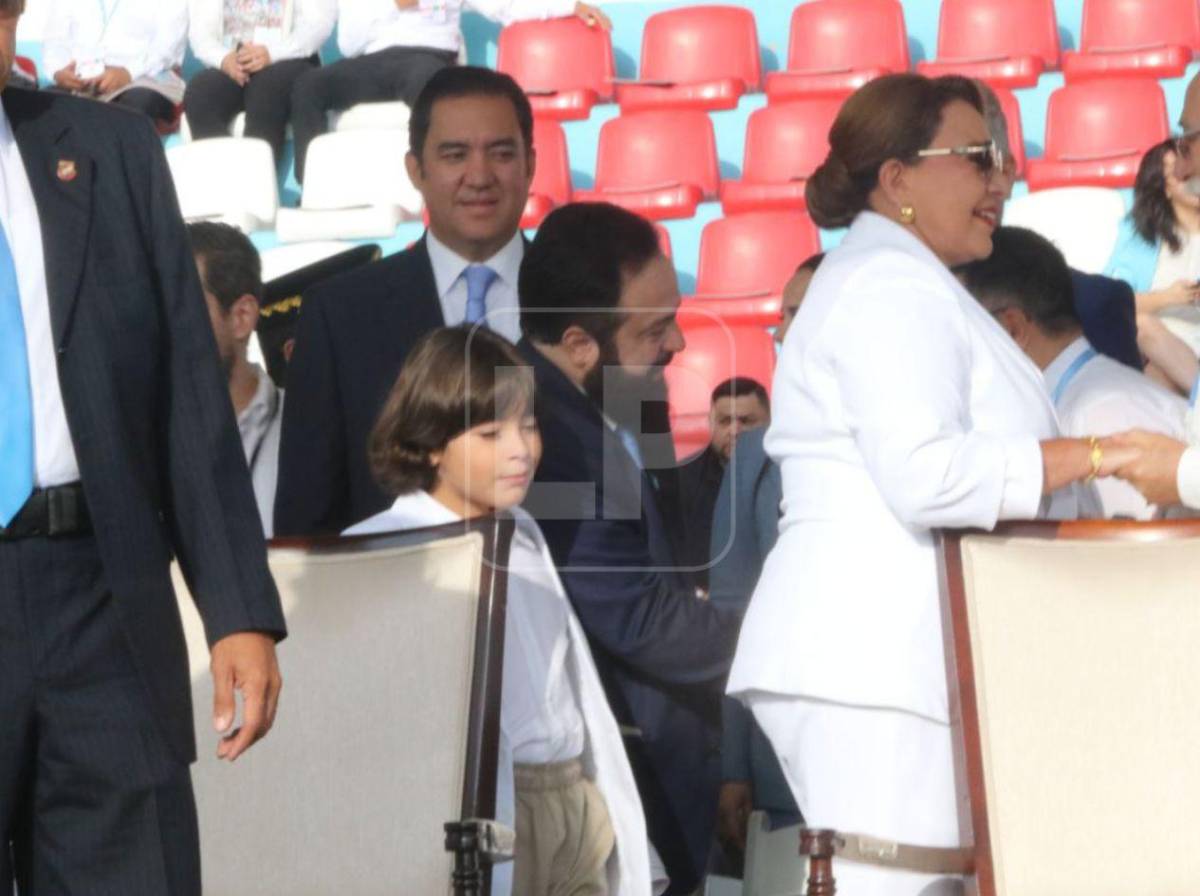 ¿Quién es el niño que acompaña a Xiomara Castro en el Estadio Nacional?
