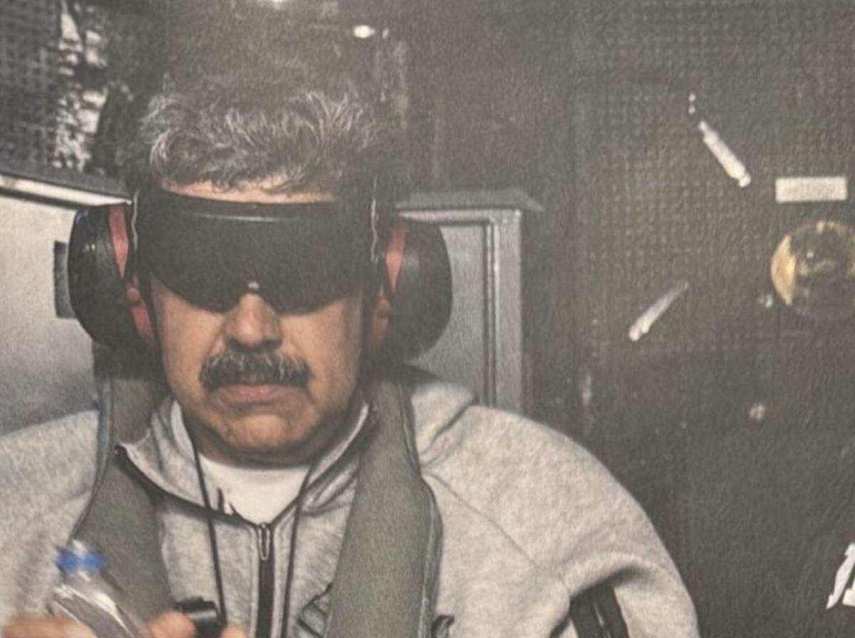 Esposado y con los ojos tapados: Trump publica la primera foto de Nicolás Maduro capturado