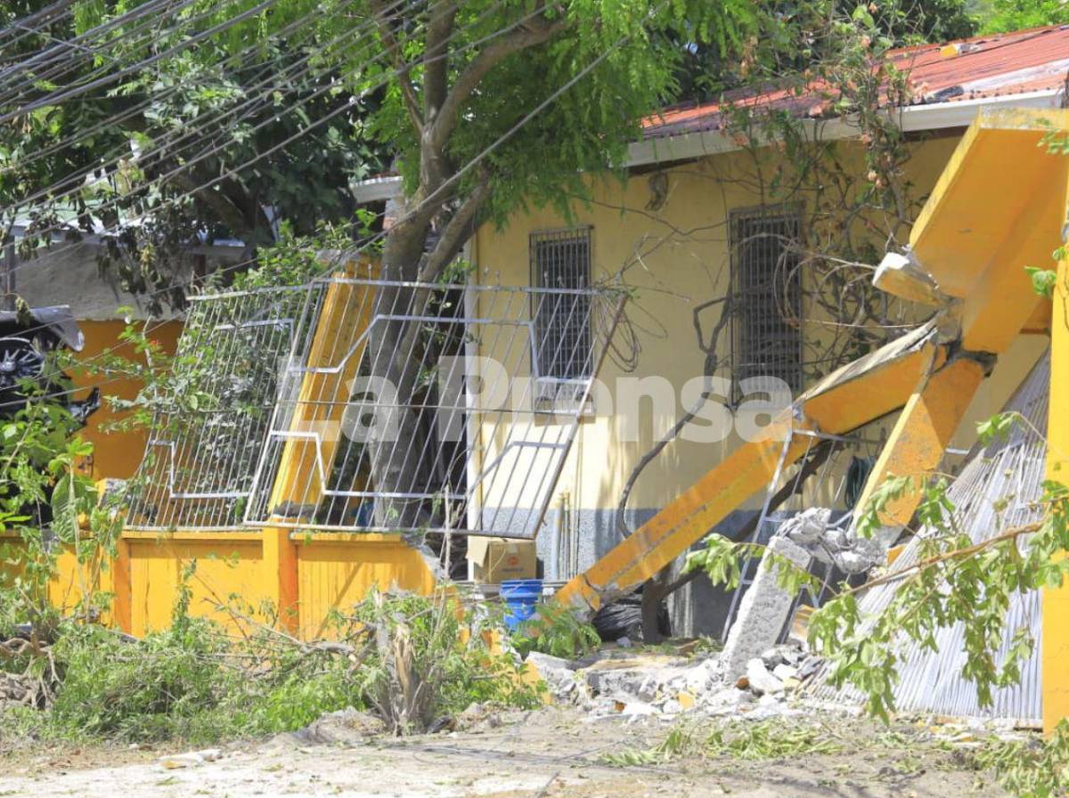 Camioneta queda incrustada en el muro de una casa tras accidente en colonia Sitraplast de SPS