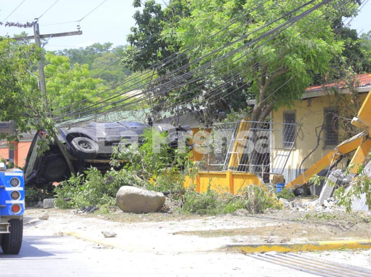 Camioneta queda incrustada en el muro de una casa tras accidente en colonia Sitraplast de SPS