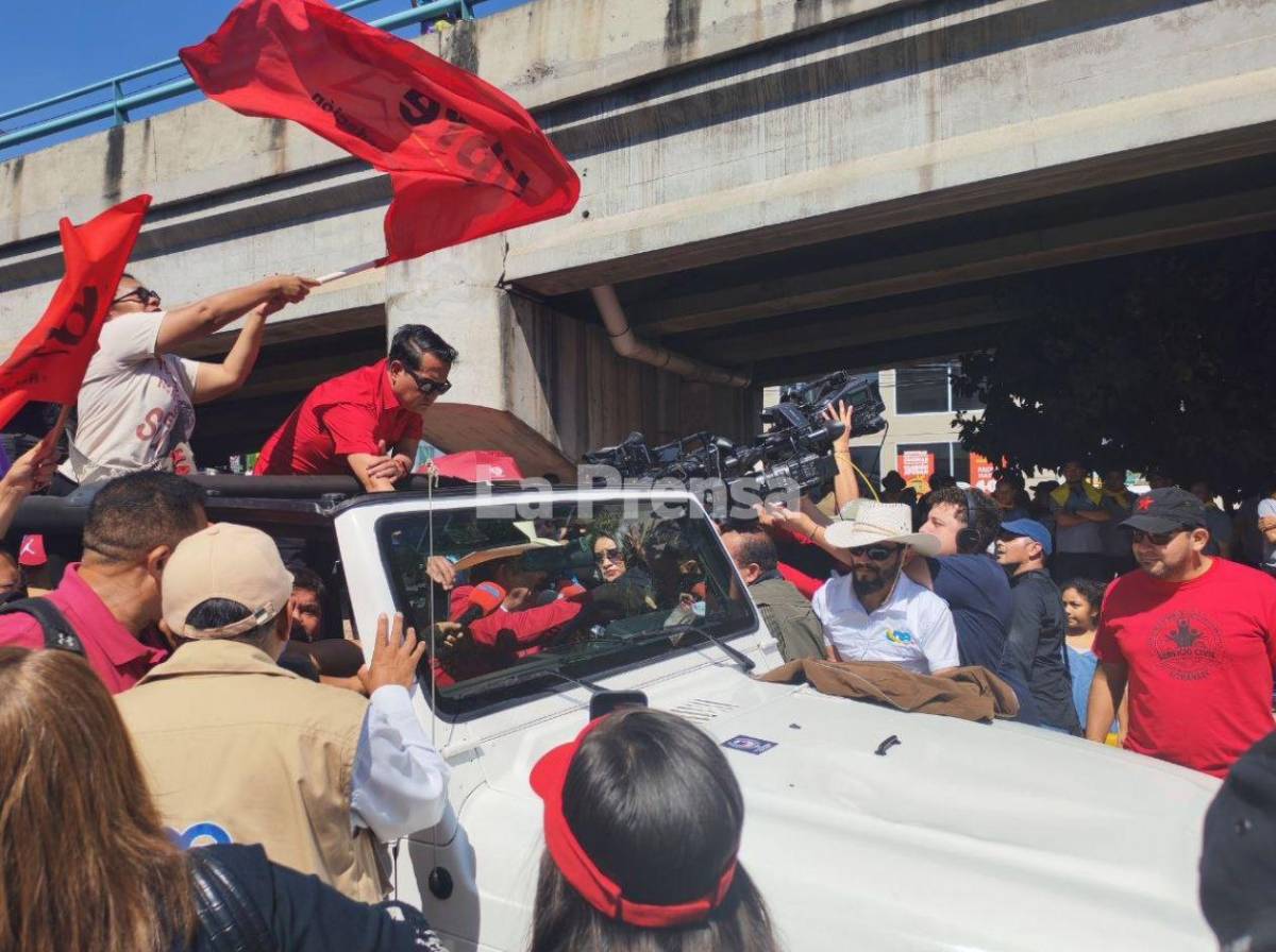 Fuera políticos, le gritan a Mel Zelaya en movilización del Día del Trabajador en Tegucigalpa