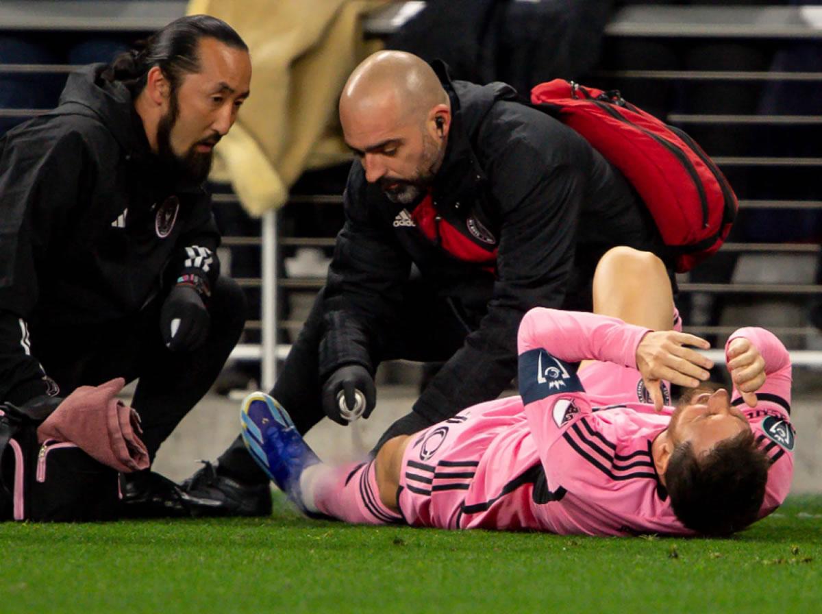 Leo Messi es atendido por los médicos del Inter Miami tras el duro planchazo que recibió.