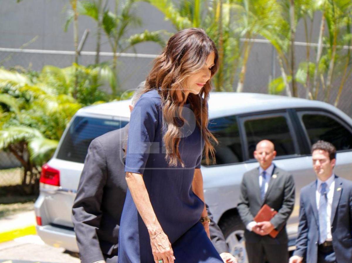 Sonriente y vestida de azul: así llegó Kristi Noem a Casa Presidencial