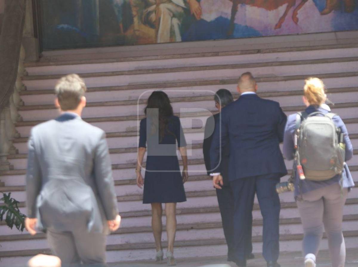 Sonriente y vestida de azul: así llegó Kristi Noem a Casa Presidencial