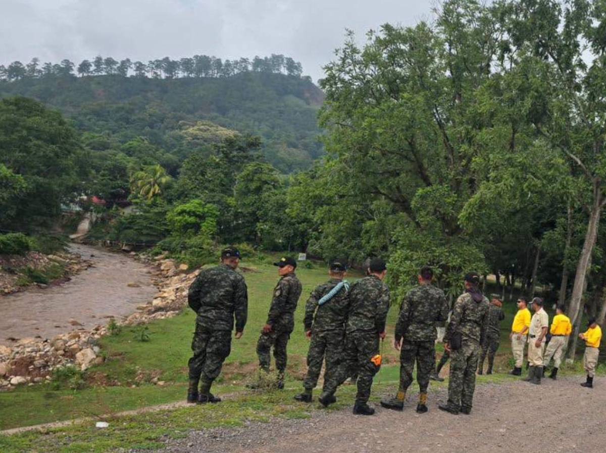 Tres miembros de una familia mueren al intentar cruzar una quebrada crecida en un pickup en Comayagua