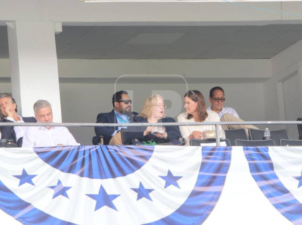 Políticos hondureños derrochan elegancia en la celebración de independencia