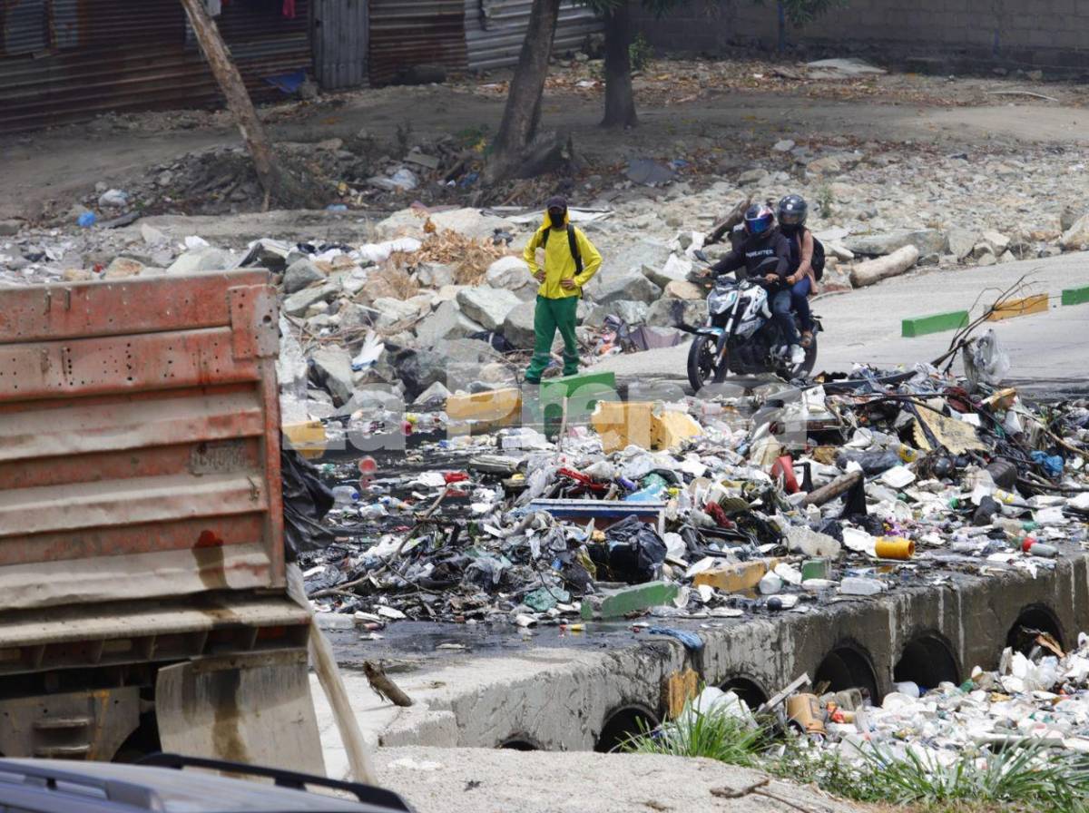 Tras denuncia de LA PRENSA: retiran toneladas de basura acumuladas en ríos y canales de SPS