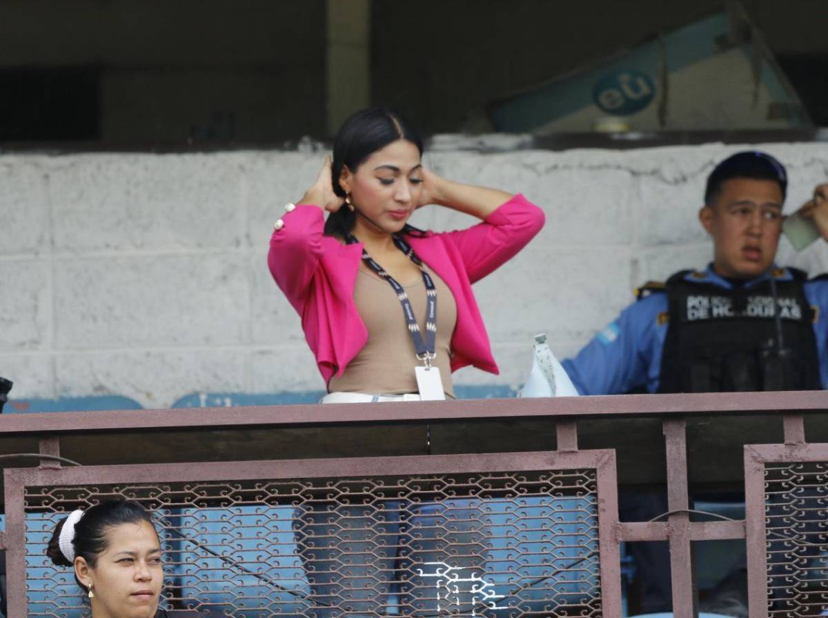 ¿Quién es la periodista que robó suspiros? Ambiente en el Marathón-Victoria