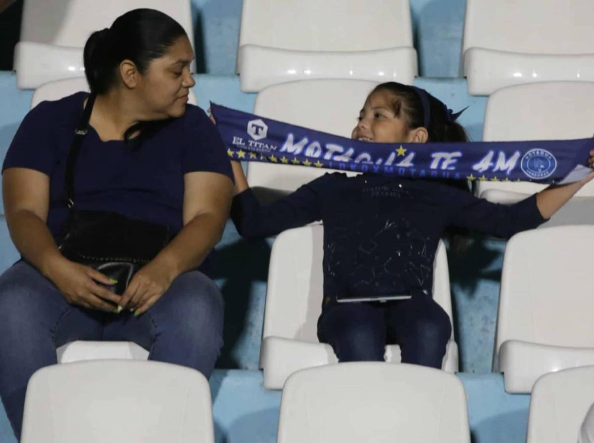 Fiesta azul en el Nacional y la hermosa rubia que robó suspiros