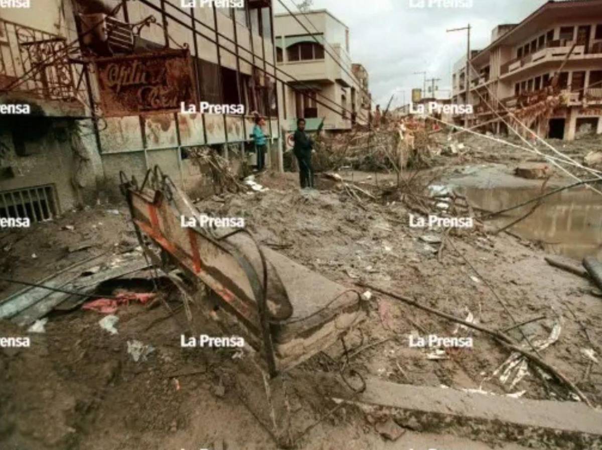 Las históricas portadas de LA PRENSA sobre la tragedia del huracán Mitch en Honduras en 1998