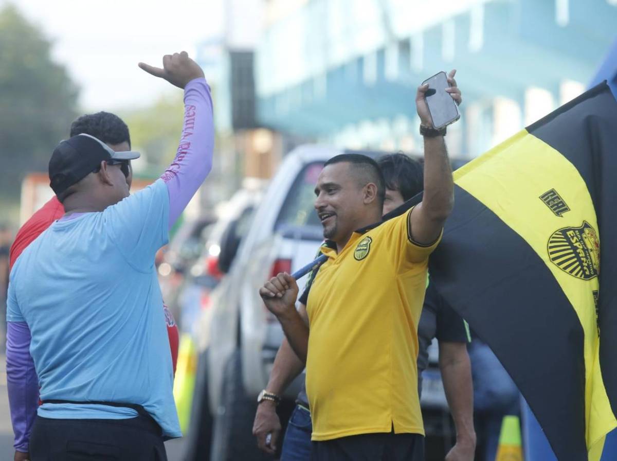 Artista catracho y ambiente en las calles antes del Real España vs Olimpia
