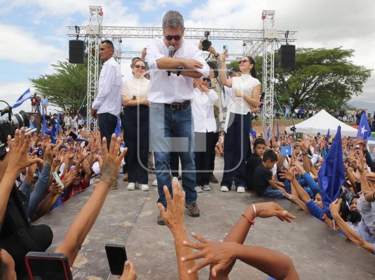 Las curiosas e históricas imágenes del recibimiento de Juan Orlando Hernández  en Honduras