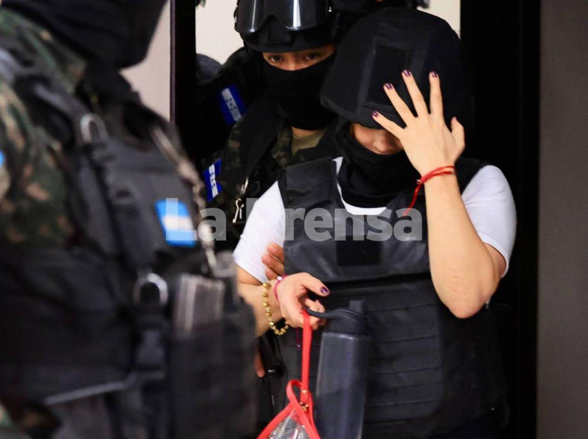 Con chaleco antibalas, casco y pasamontañas llegó exfiscal Francia Medina a tribunales de SPS