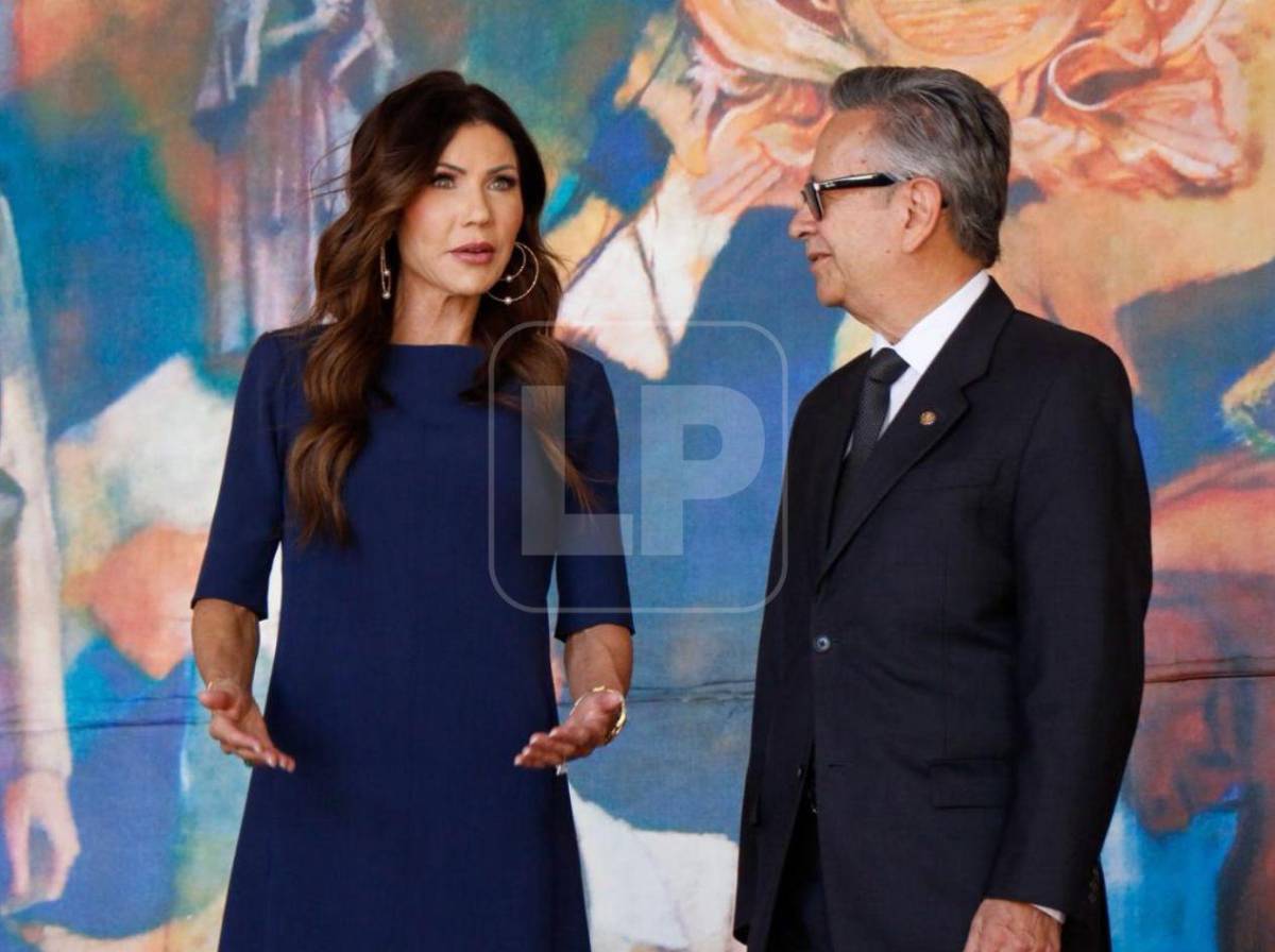 Sonriente y vestida de azul: así llegó Kristi Noem a Casa Presidencial