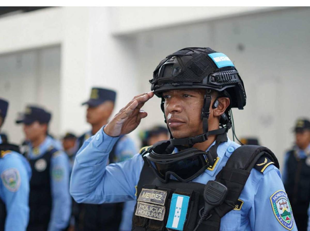 Artista catracho y ambiente en las calles antes del Real España vs Olimpia