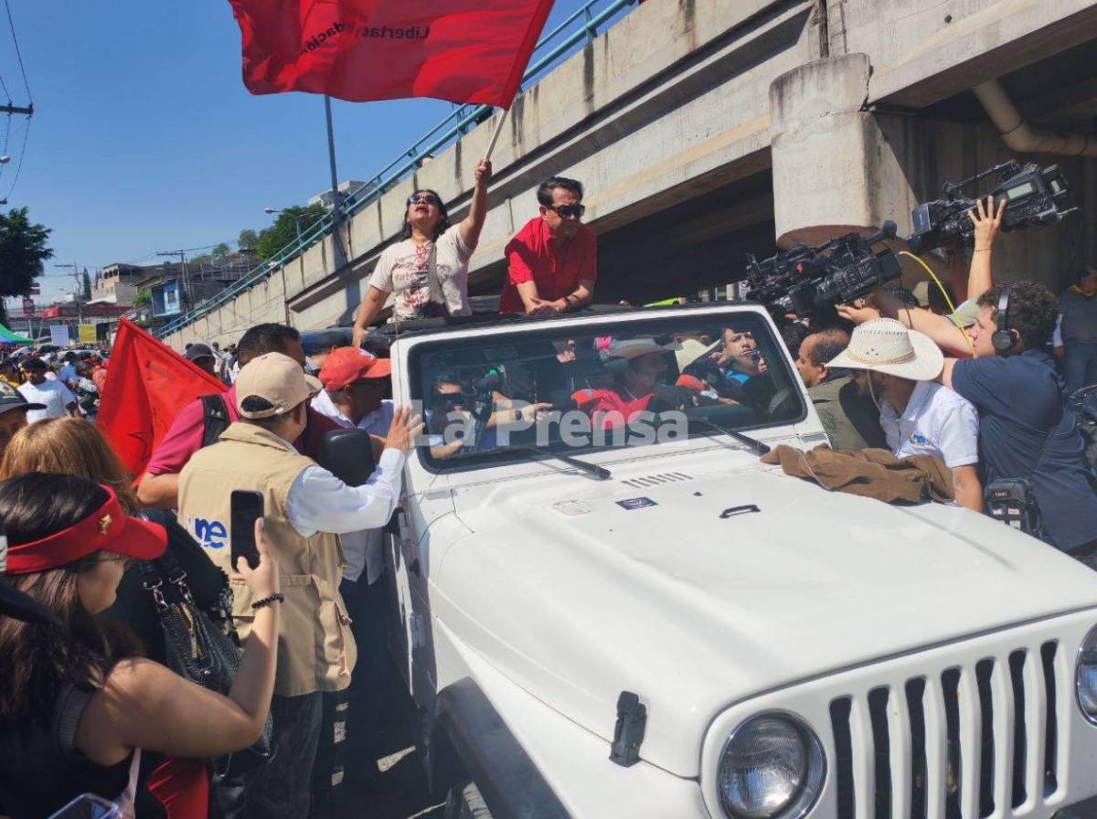 Fuera políticos, le gritan a Mel Zelaya en movilización del Día del Trabajador en Tegucigalpa