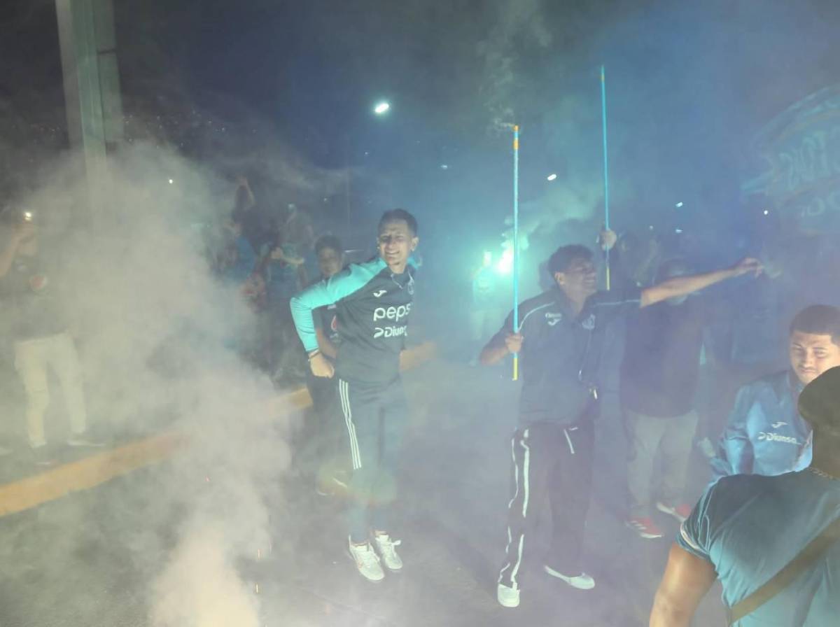 Fiesta azul en el Nacional y la hermosa rubia que robó suspiros