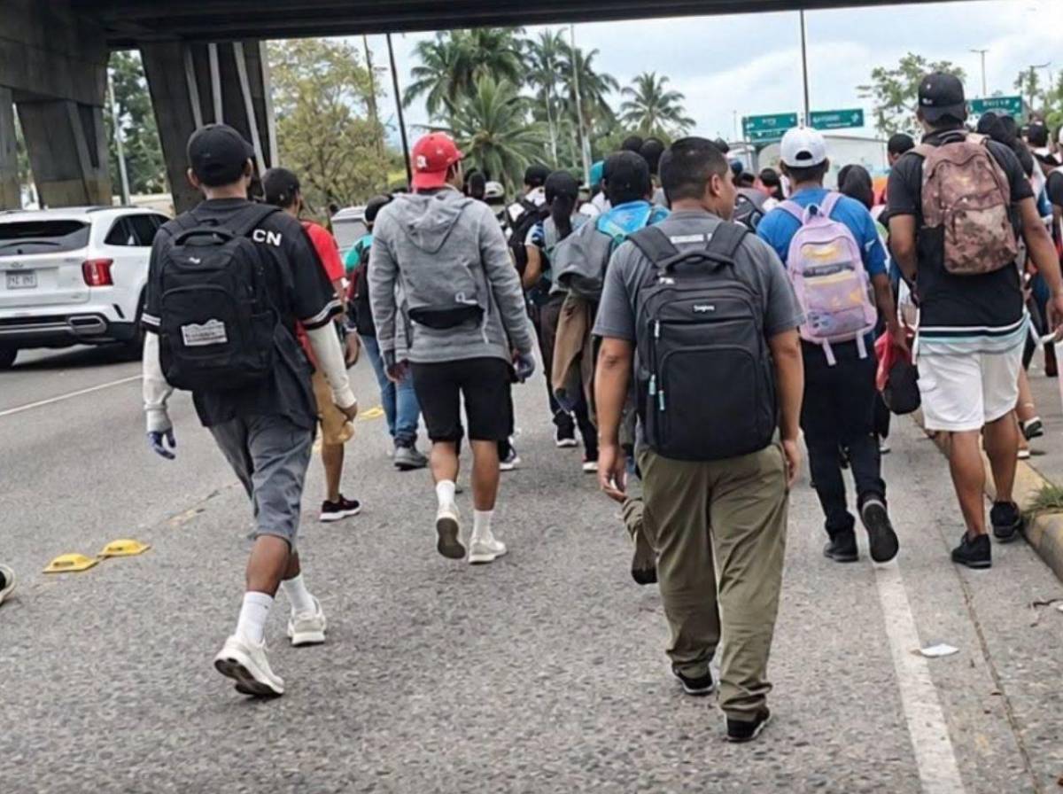 En este país no hay empleo: hondureños salen en caravana rumbo a Estados Unidos