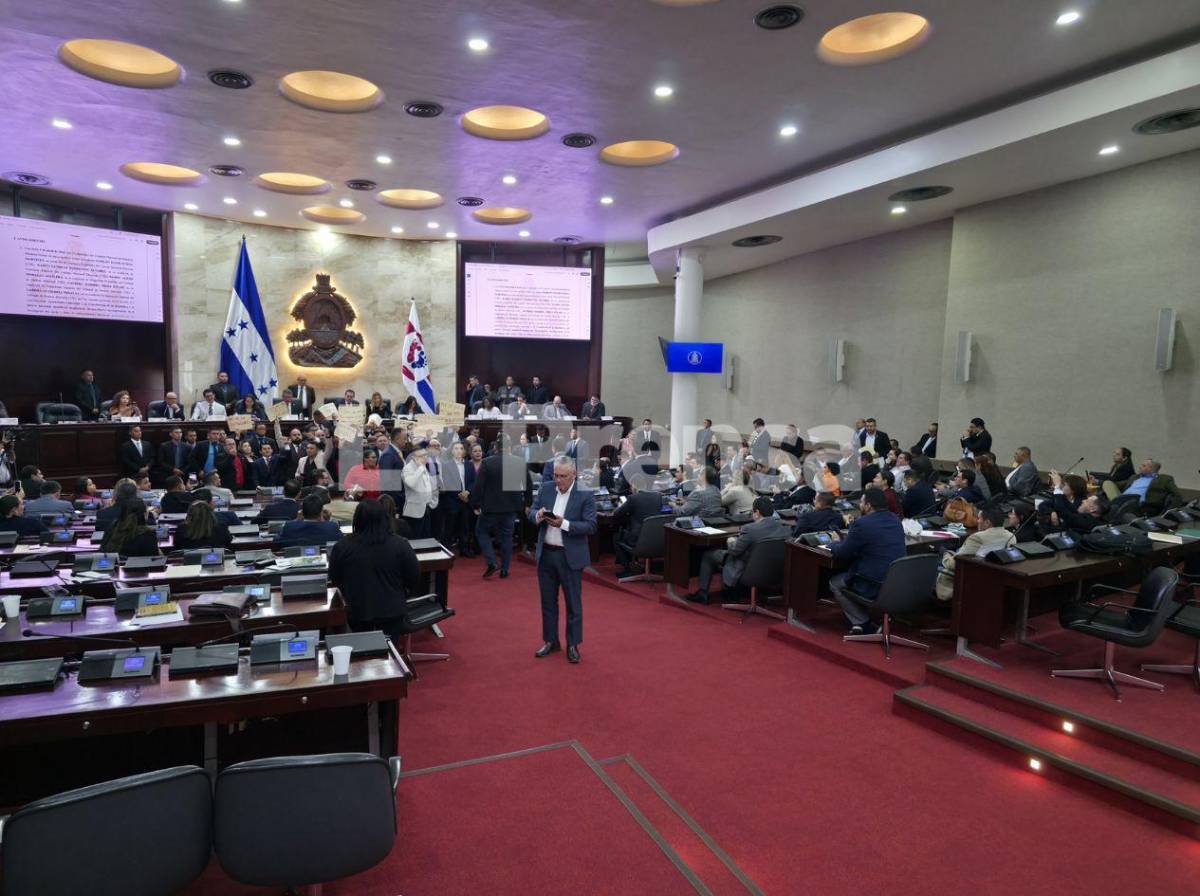 Silbidos y consignas en lectura de informe de la comisión de juicio político en el Congreso