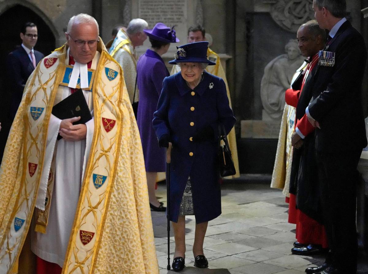 Reina Isabel II usa un bastón por primera vez en un acto público