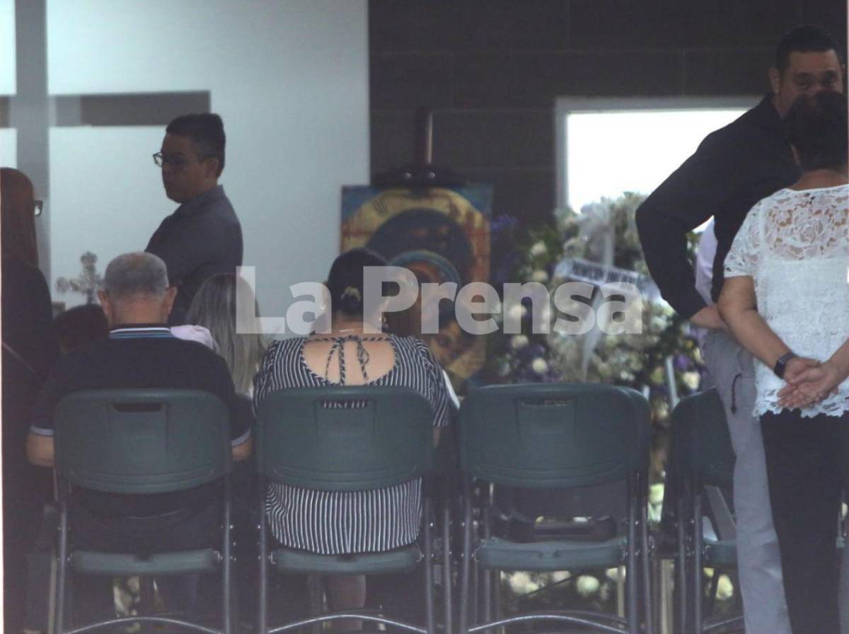 Dolor invade a familiares en velatorio de Félix Núñez, víctima del derrumbe en Loarque