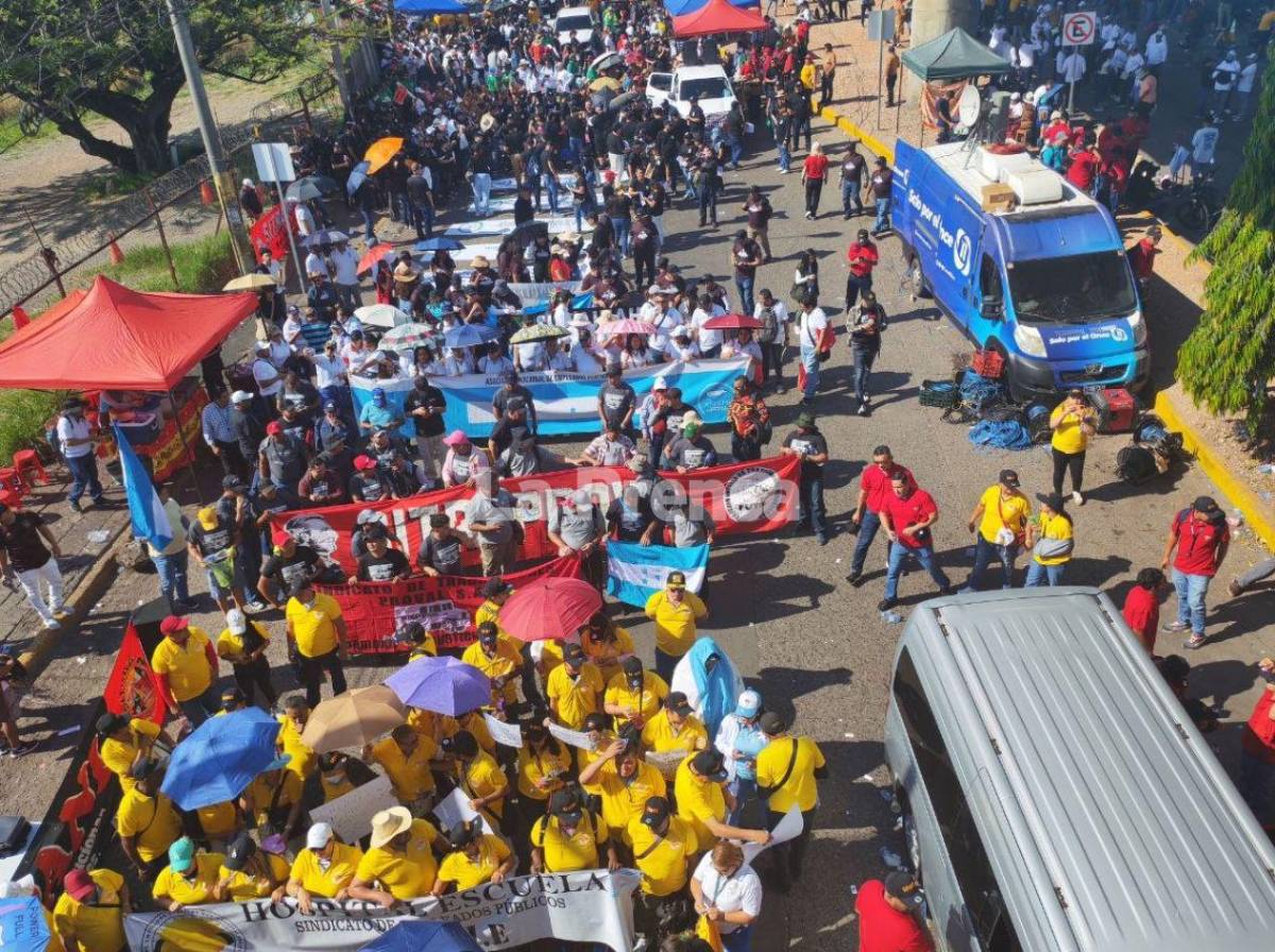 Fuera políticos, le gritan a Mel Zelaya en movilización del Día del Trabajador en Tegucigalpa