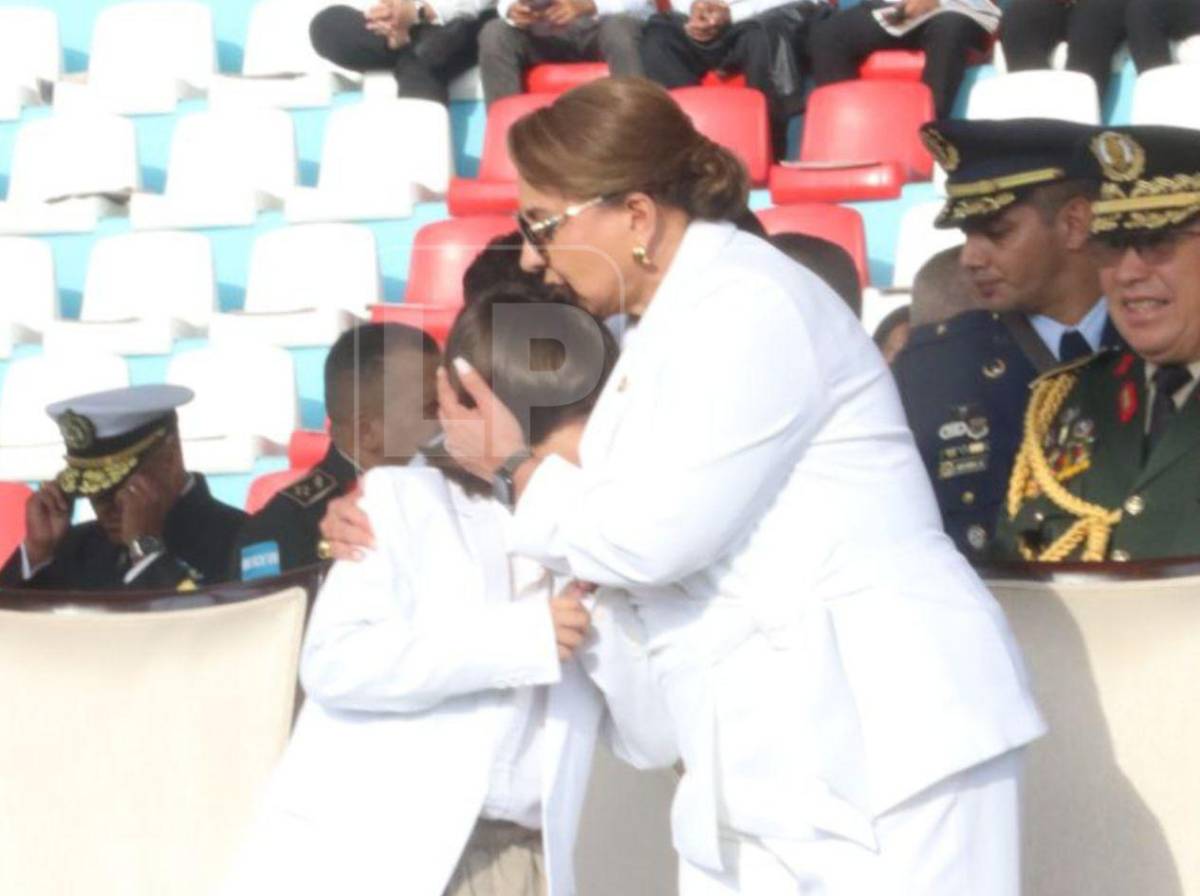 ¿Quién es el niño que acompaña a Xiomara Castro en el Estadio Nacional?