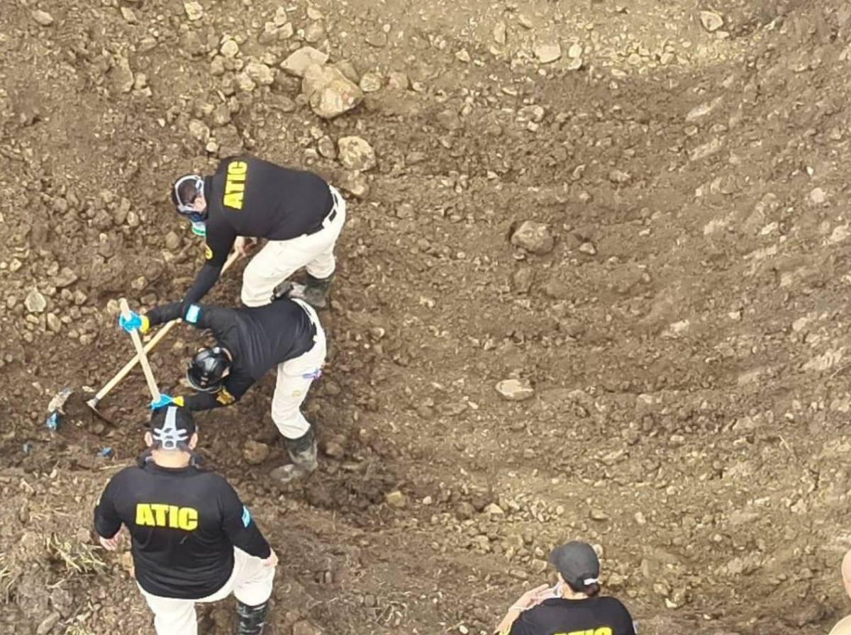 ¿Qué contienen los barriles descubiertos en propiedad de Magdaleno Meza?