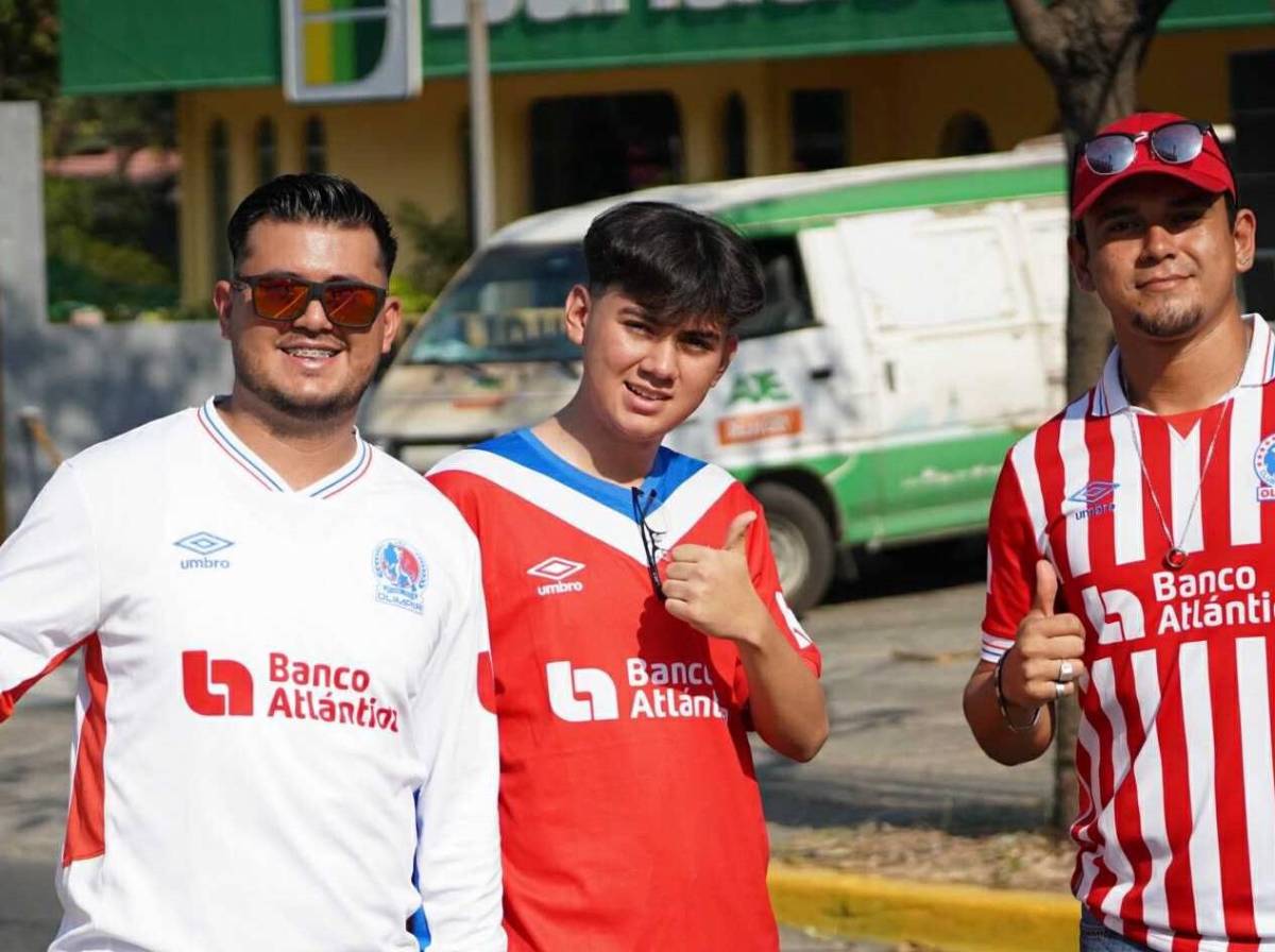 Artista catracho y ambiente en las calles antes del Real España vs Olimpia