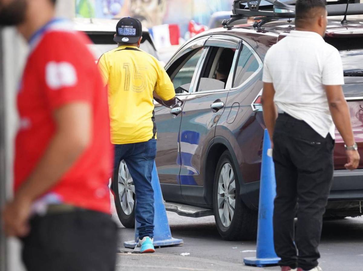 Perro policía, boletos caros y los primeros hinchas en la final