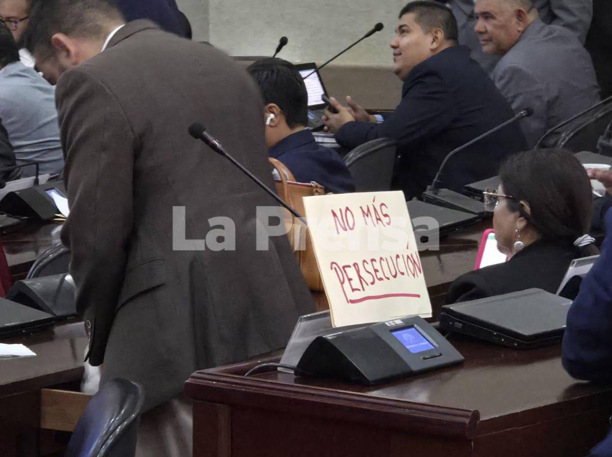 Silbidos y consignas en lectura de informe de la comisión de juicio político en el Congreso