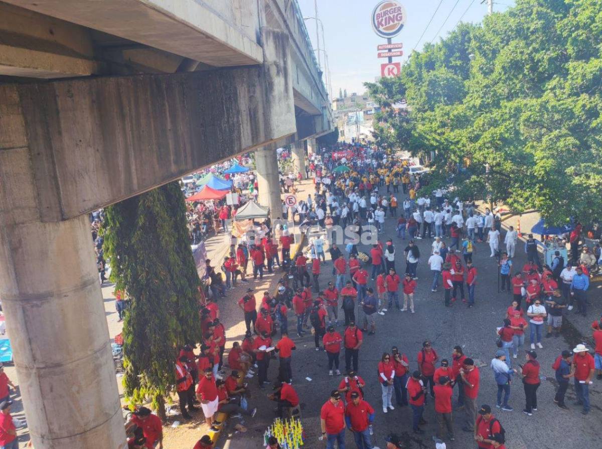 Fuera políticos, le gritan a Mel Zelaya en movilización del Día del Trabajador en Tegucigalpa