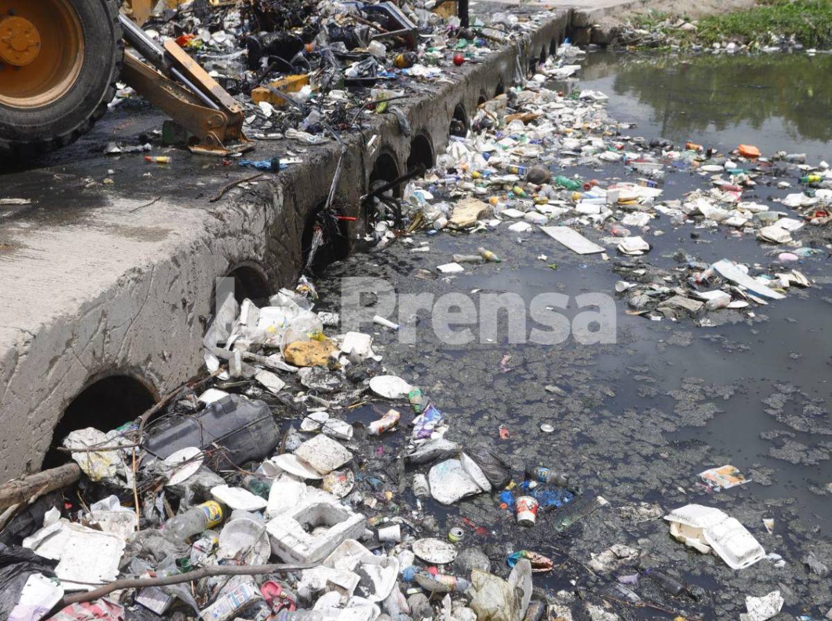 Tras denuncia de LA PRENSA: retiran toneladas de basura acumuladas en ríos y canales de SPS