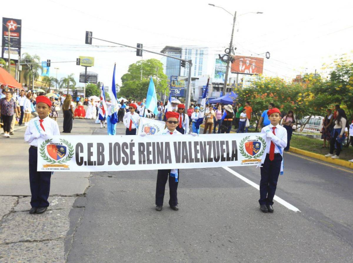 Civismo y amor por Honduras en desfile de escuelas en San Pedro Sula