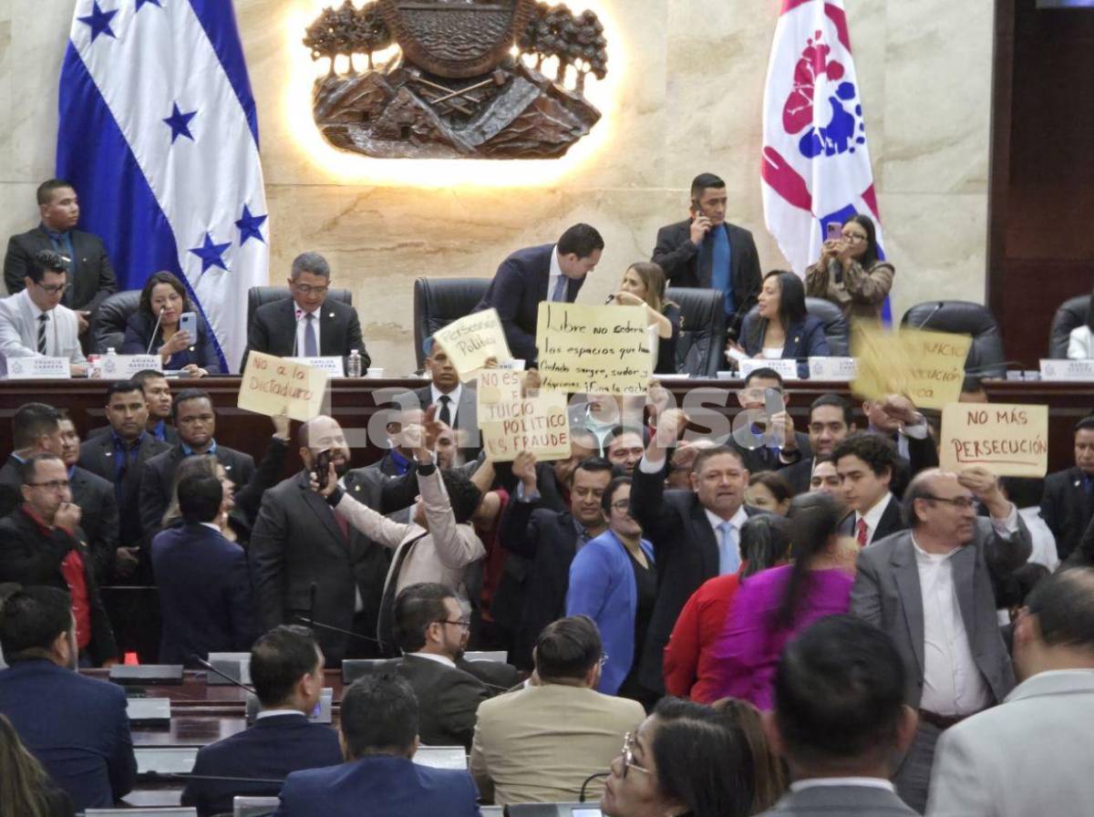 Silbidos y consignas en lectura de informe de la comisión de juicio político en el Congreso