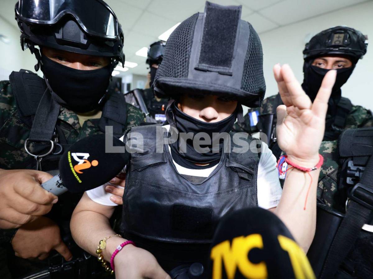 Con chaleco antibalas, casco y pasamontañas llegó exfiscal Francia Medina a tribunales de SPS