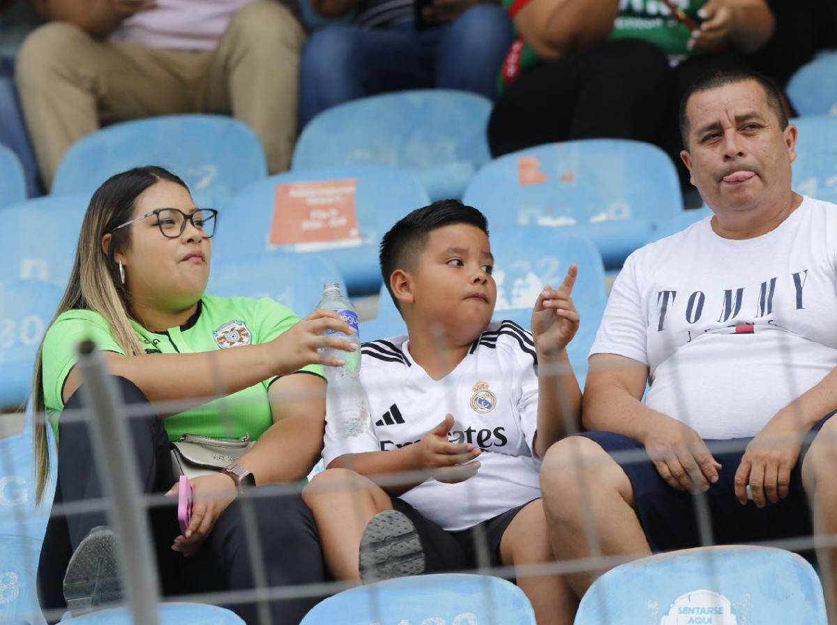 ¿Quién es la periodista que robó suspiros? Ambiente en el Marathón-Victoria