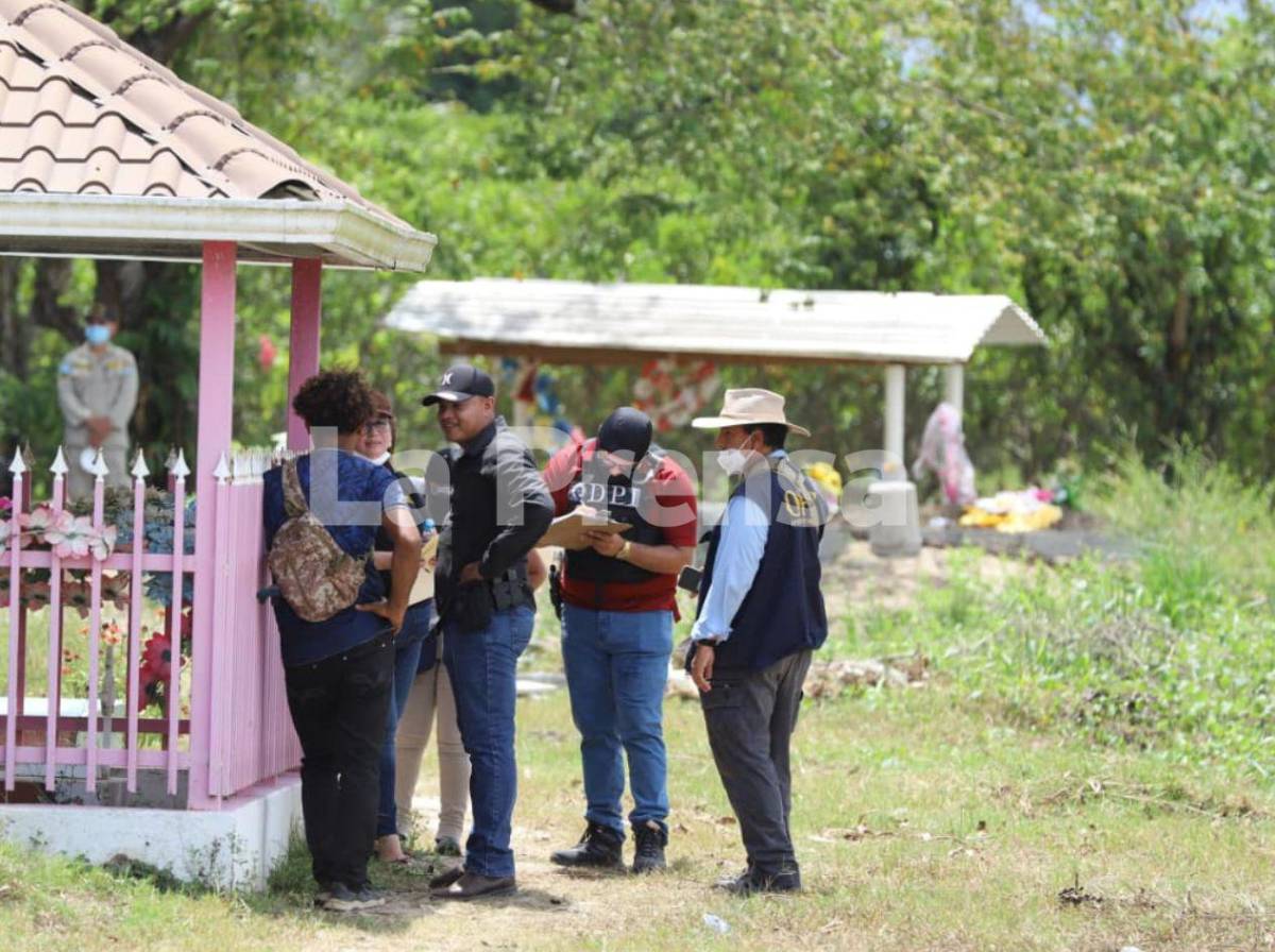 Rigores revive el dolor: forenses abren tumbas de las víctimas de la masacre