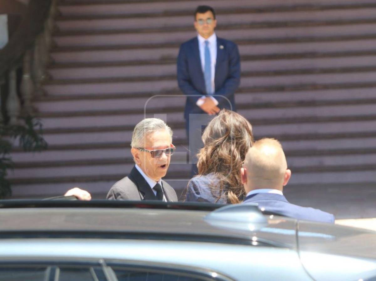 Sonriente y vestida de azul: así llegó Kristi Noem a Casa Presidencial