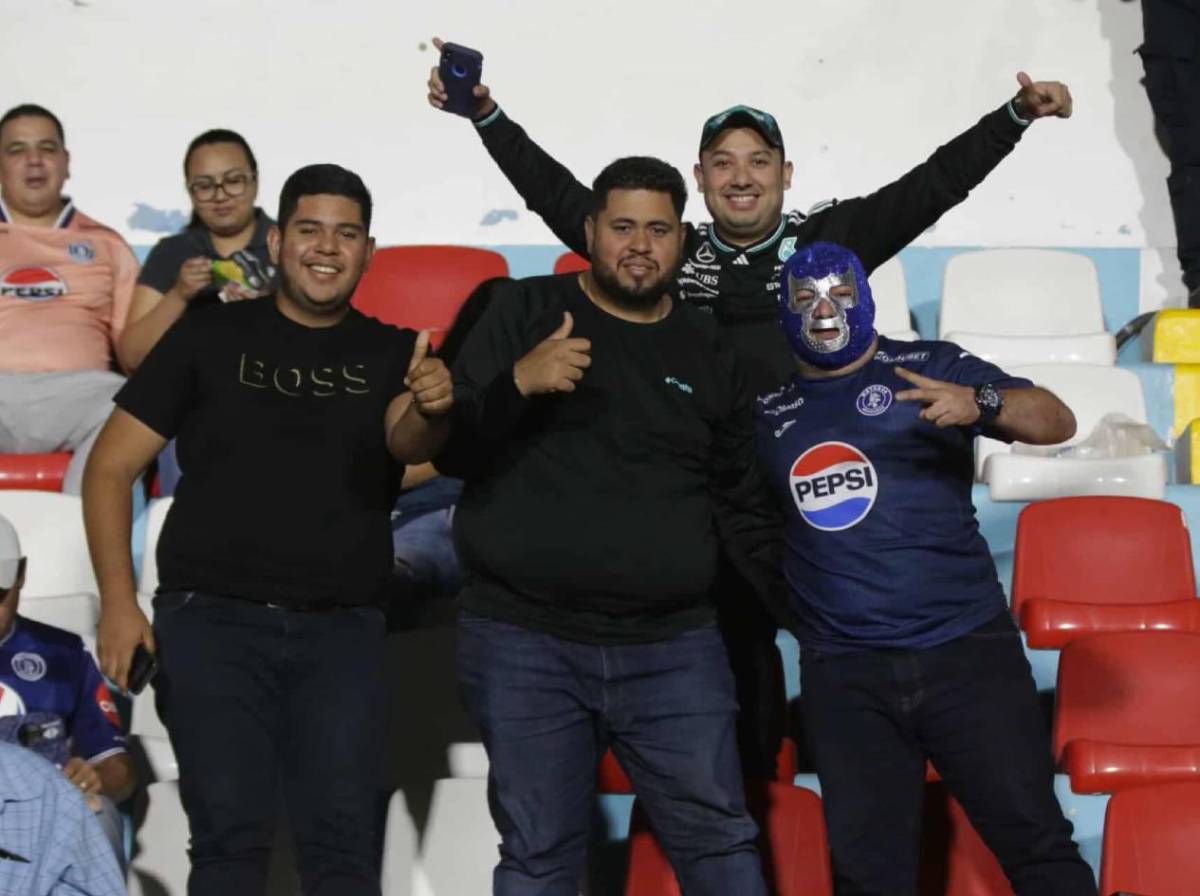 Fiesta azul en el Nacional y la hermosa rubia que robó suspiros