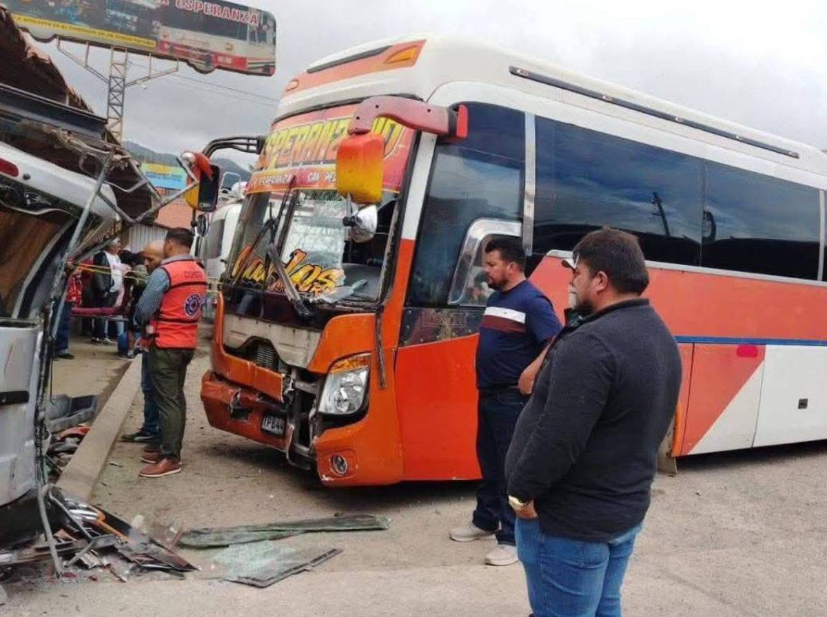 Colisión entre dos buses deja a una mujer herida en terminal de La Esperanza