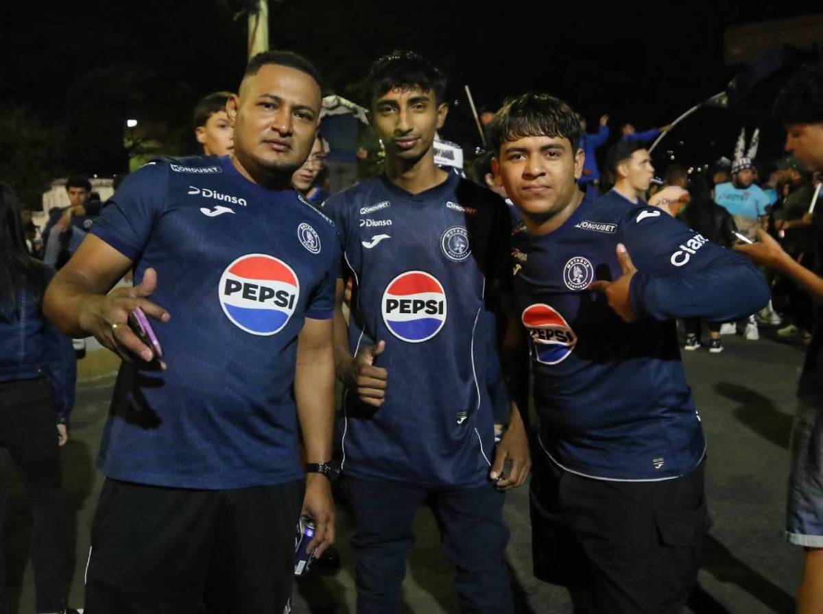 Fiesta azul en el Nacional y la hermosa rubia que robó suspiros