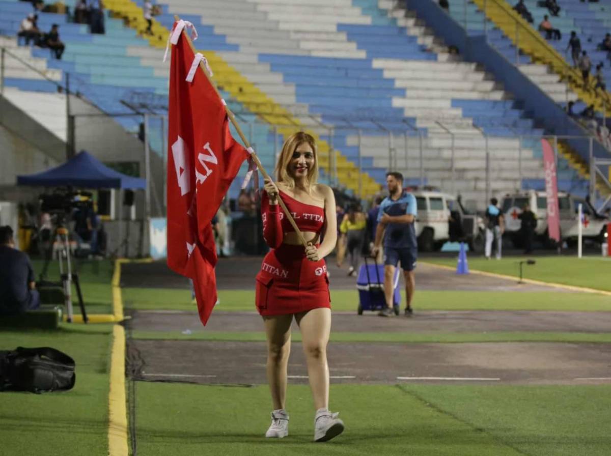 Fiesta azul en el Nacional y la hermosa rubia que robó suspiros