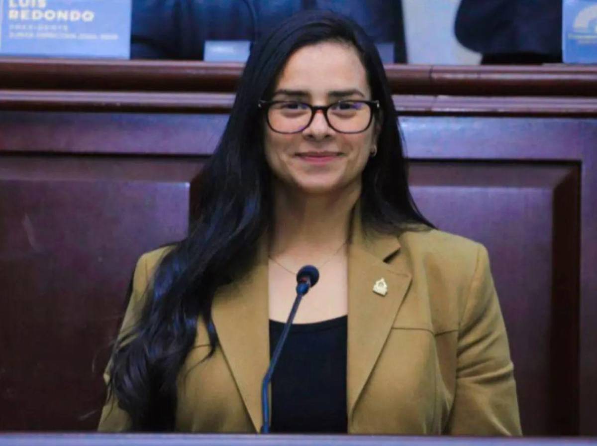 José Carlos Cardona se burla de Isis Cuéllar por salir huyendo de la asamblea de Libre